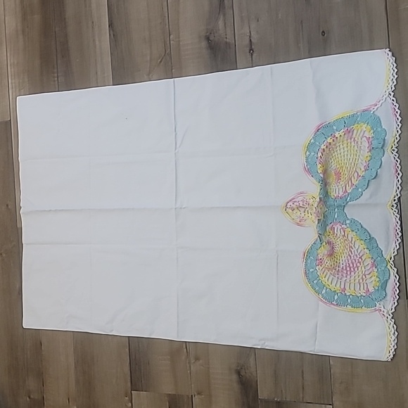 Vintage white pillowcases pink yellow seafoam green doilies embroidered accents - Picture 9 of 11